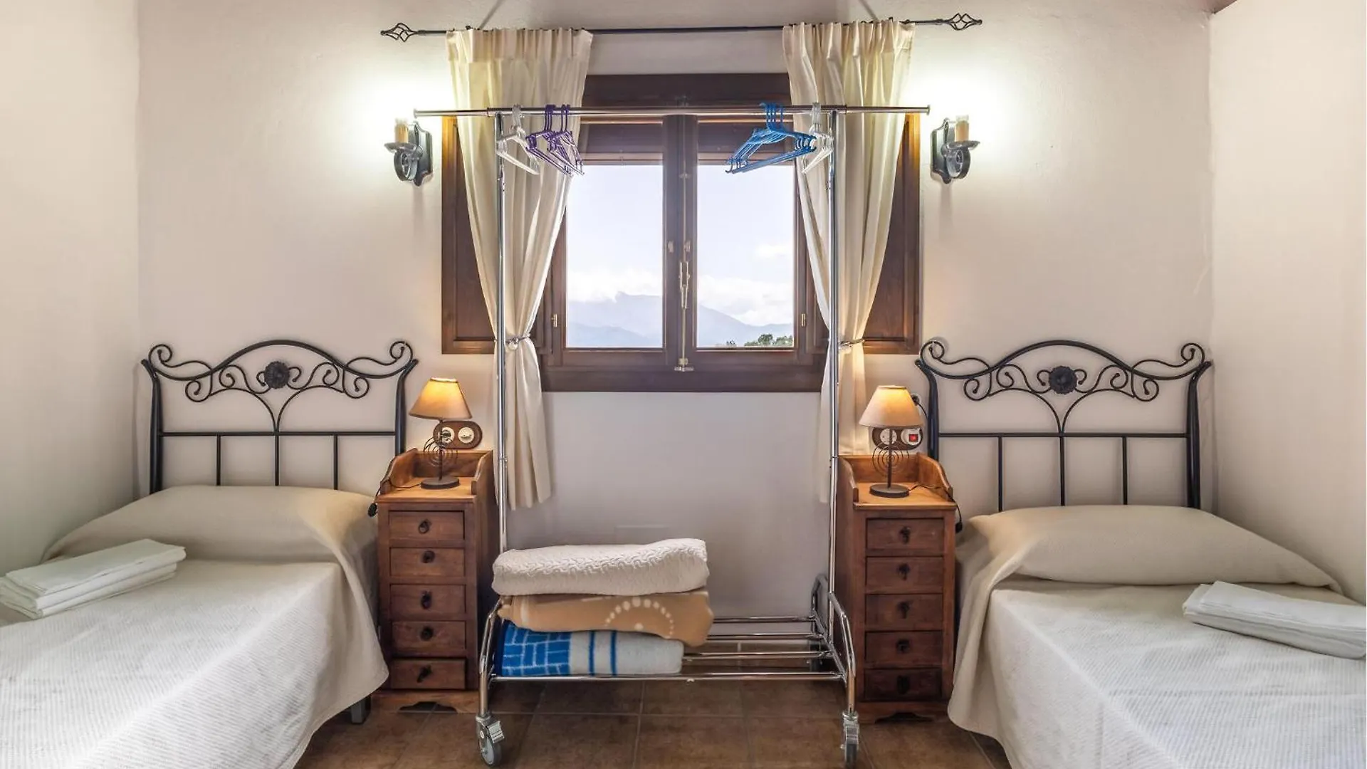 Stunning Home In Algatocin With Swimming Pool